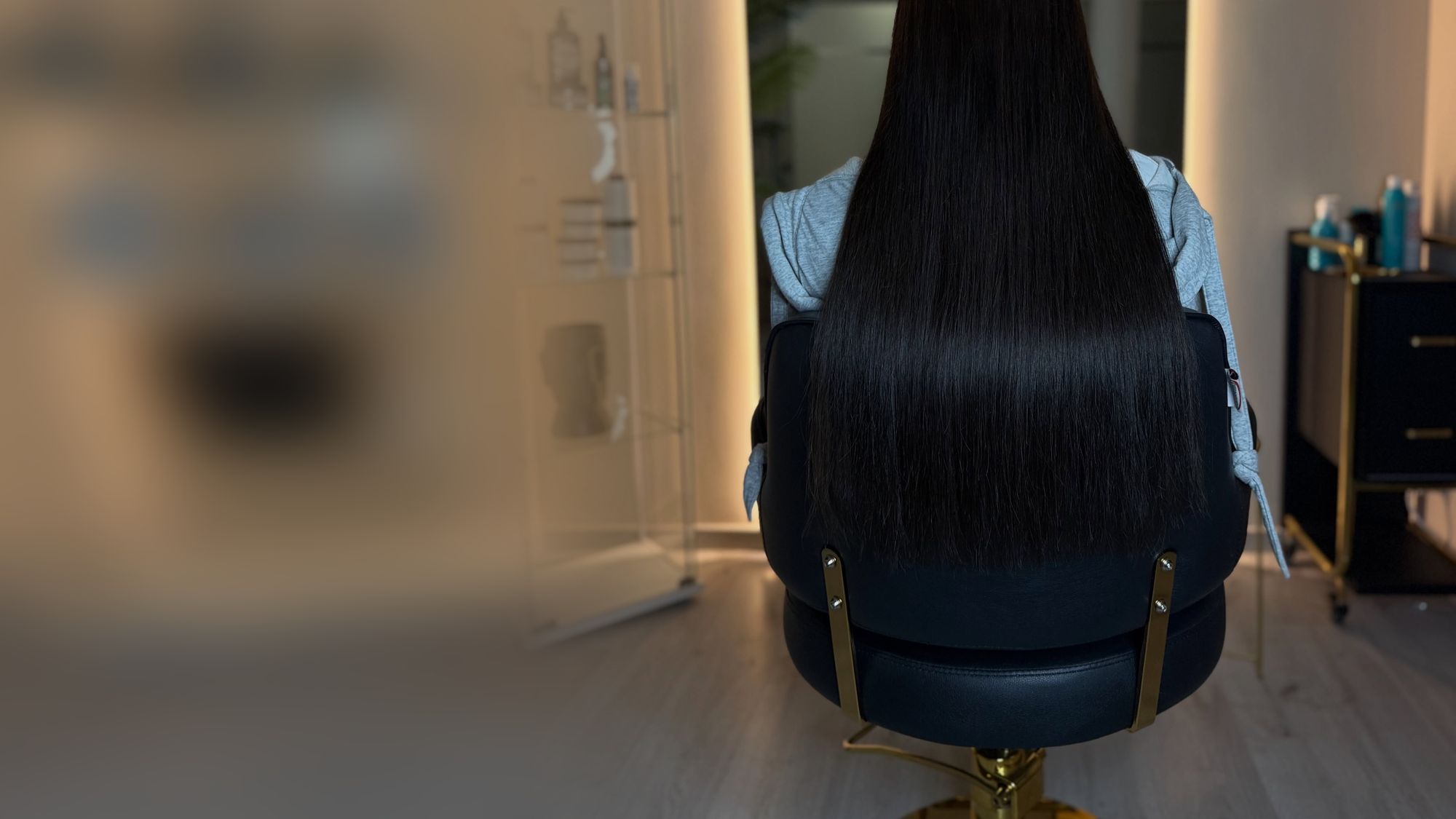 Długie, proste, ciemne włosy po przedłużaniu w salonie Hair Zone w Suwałkach